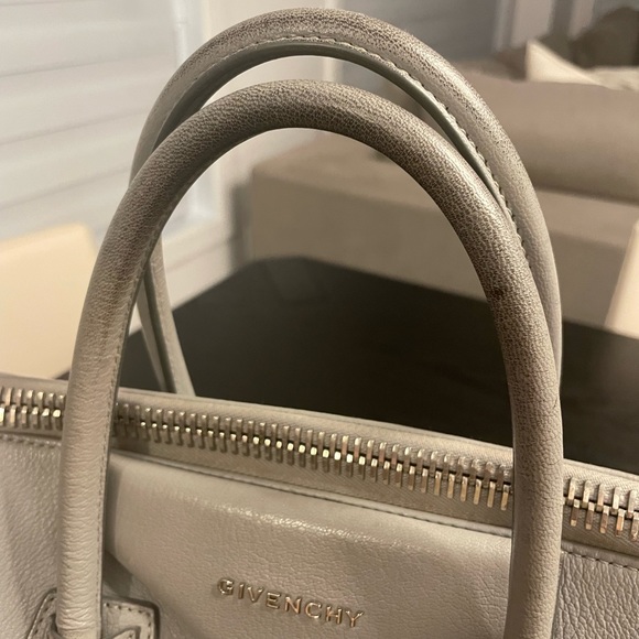 Givenchy Medium Antigona bag in Pearl Grey - Picture 6 of 9
